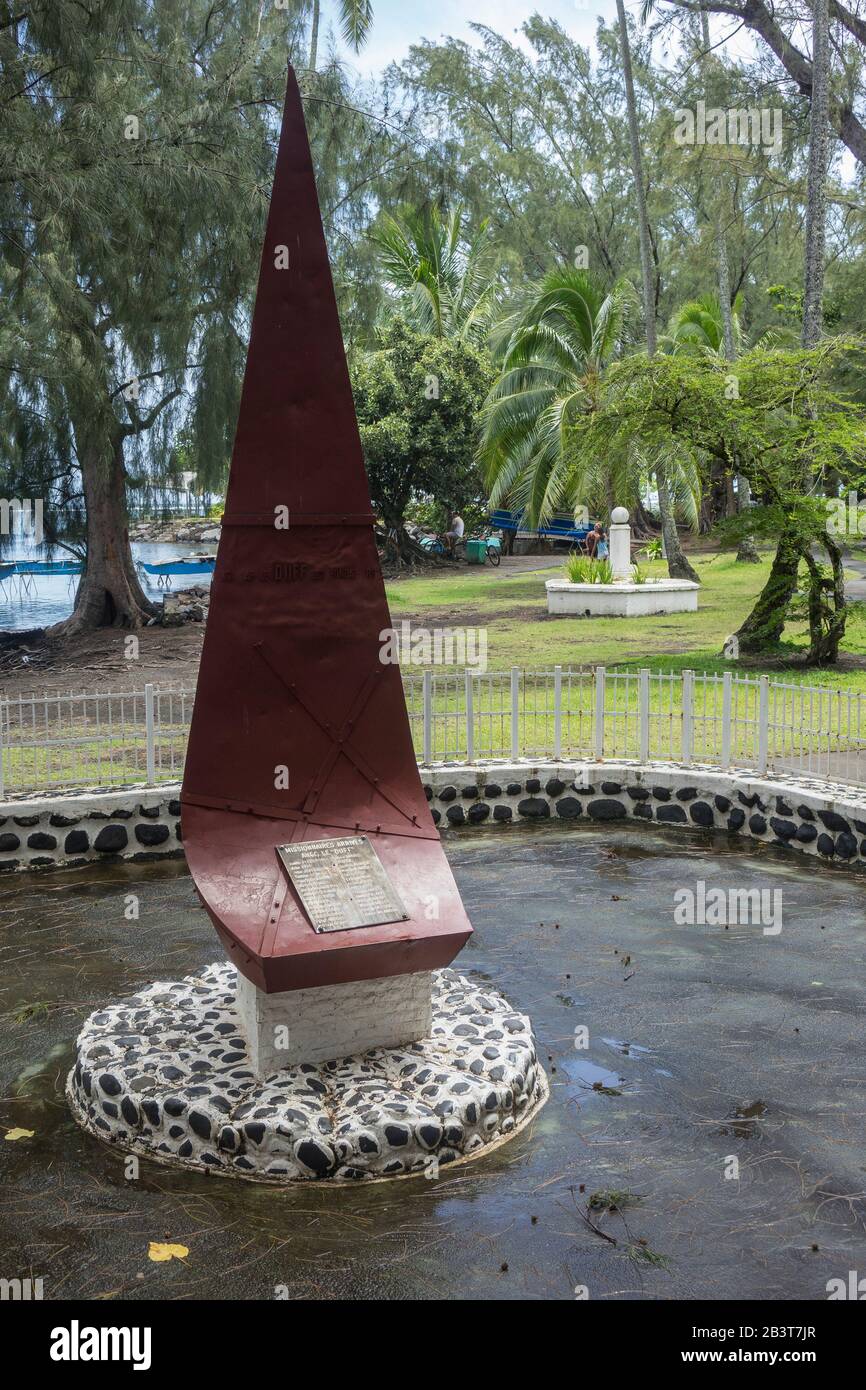 Polinesia Francesa, Islas de la Sociedad, Tahití, punto Venus, monumentos conmemorativos a los misioneros y capitán Cook (distante) Foto de stock