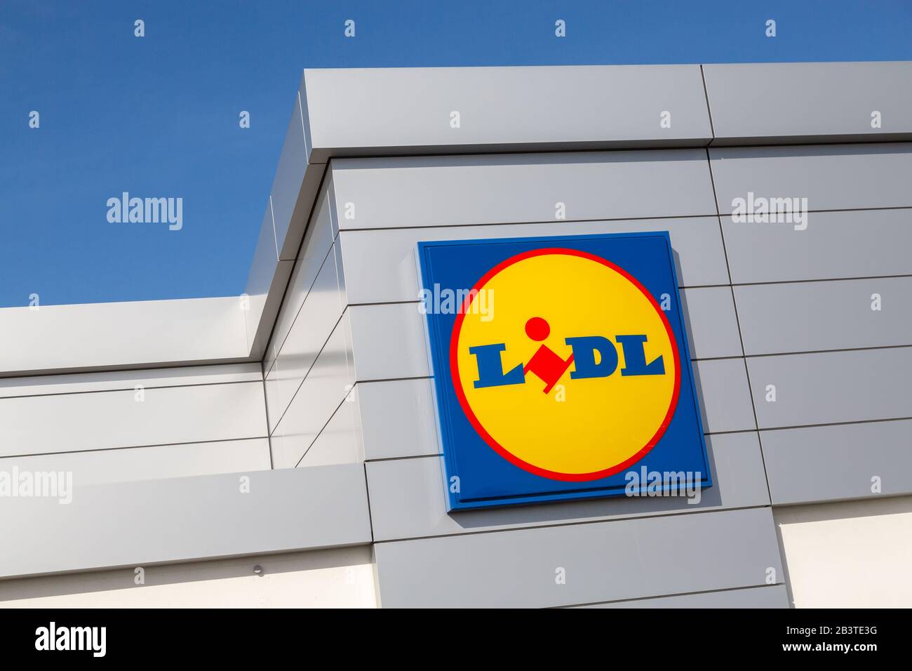 Cognac, Francia - 21 de febrero de 2020:LIDL señal de cadena de  supermercados. Lidl es una cadena alemana de supermercados de descuento,  con sede en Neckarsulm, Baden-Wuertte Fotografía de stock - Alamy
