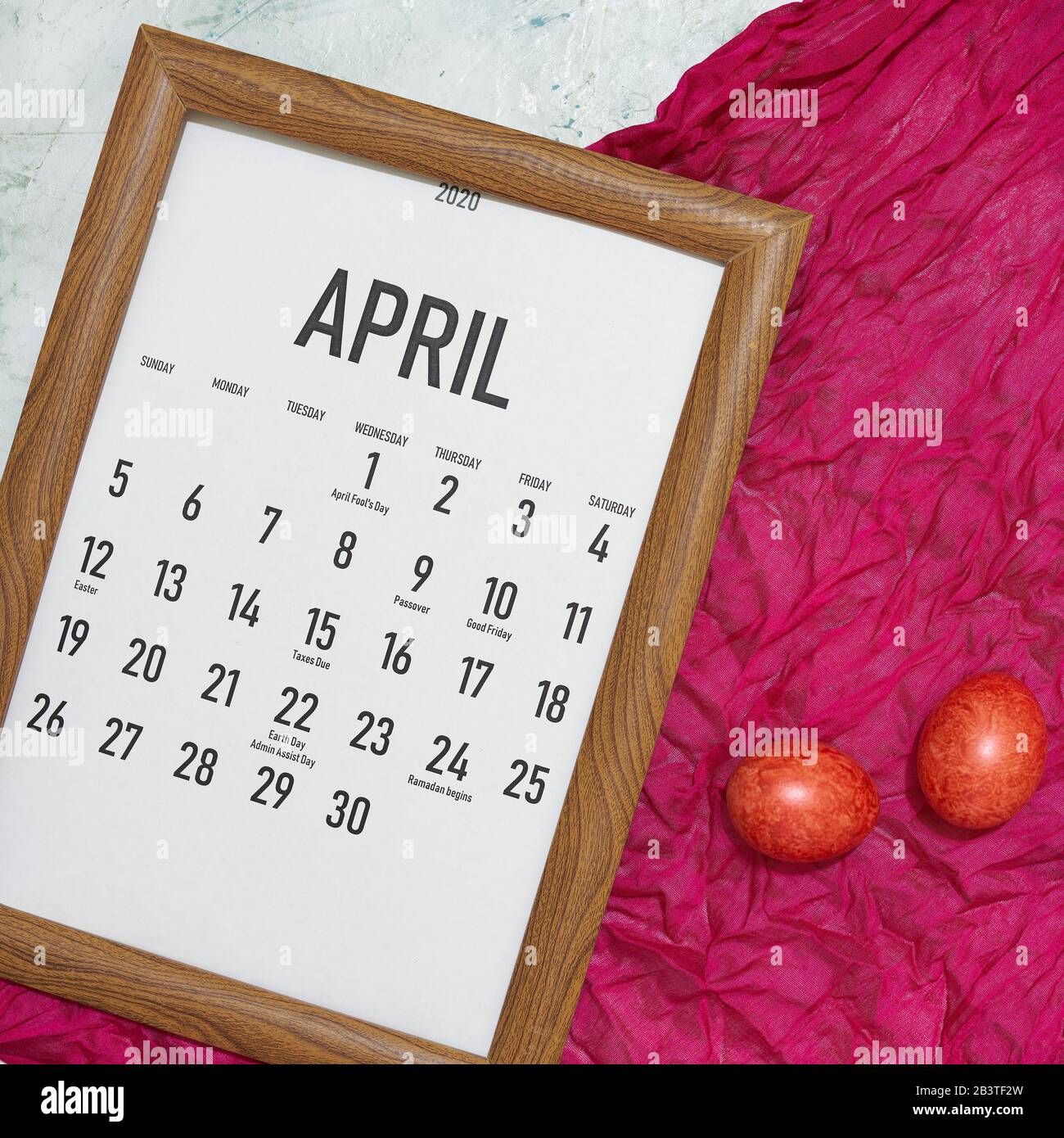 Calendario mensual del 2020 de abril con coloridos huevos de Pascua  decorados. Vista desde arriba. Vista superior. Vacaciones de Pascua,  festivas, conceptos primaverales Fotografía de stock - Alamy