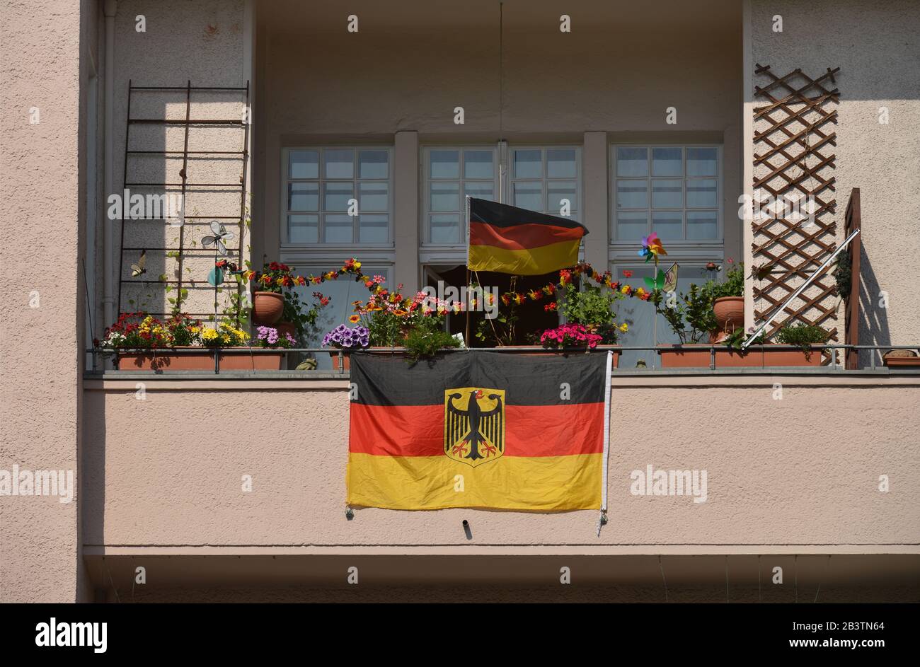 Balkon, Deutschlandfahne, Schoeneberg, Berlín, Alemania / Schöneberg Foto de stock