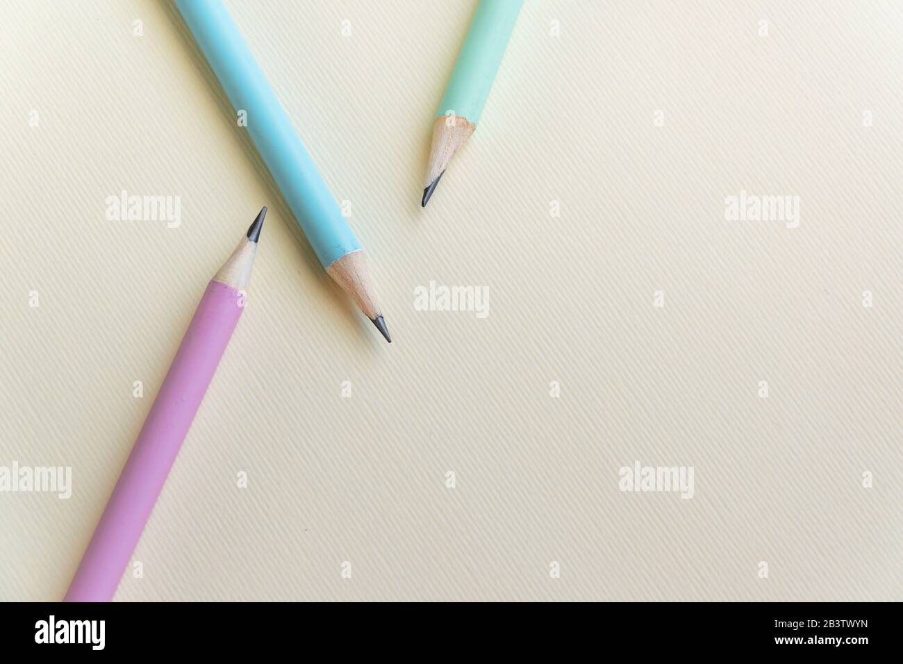 Un lápiz verde y una goma de borrar tinta y grafito Fotografía de stock -  Alamy