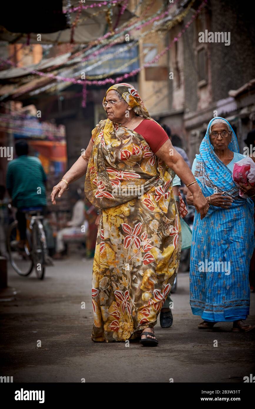 Colorida vida callejera con mujeres vestidas de saris, Bikaner, Rajasthan, India Foto de stock
