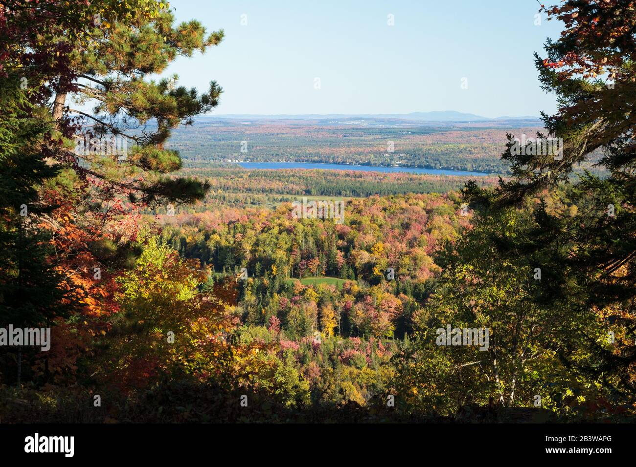 Monte Adstock en otoño con vistas al lago Saint-Francois cerca de Thetford Mines. Cc. Canadá Foto de stock