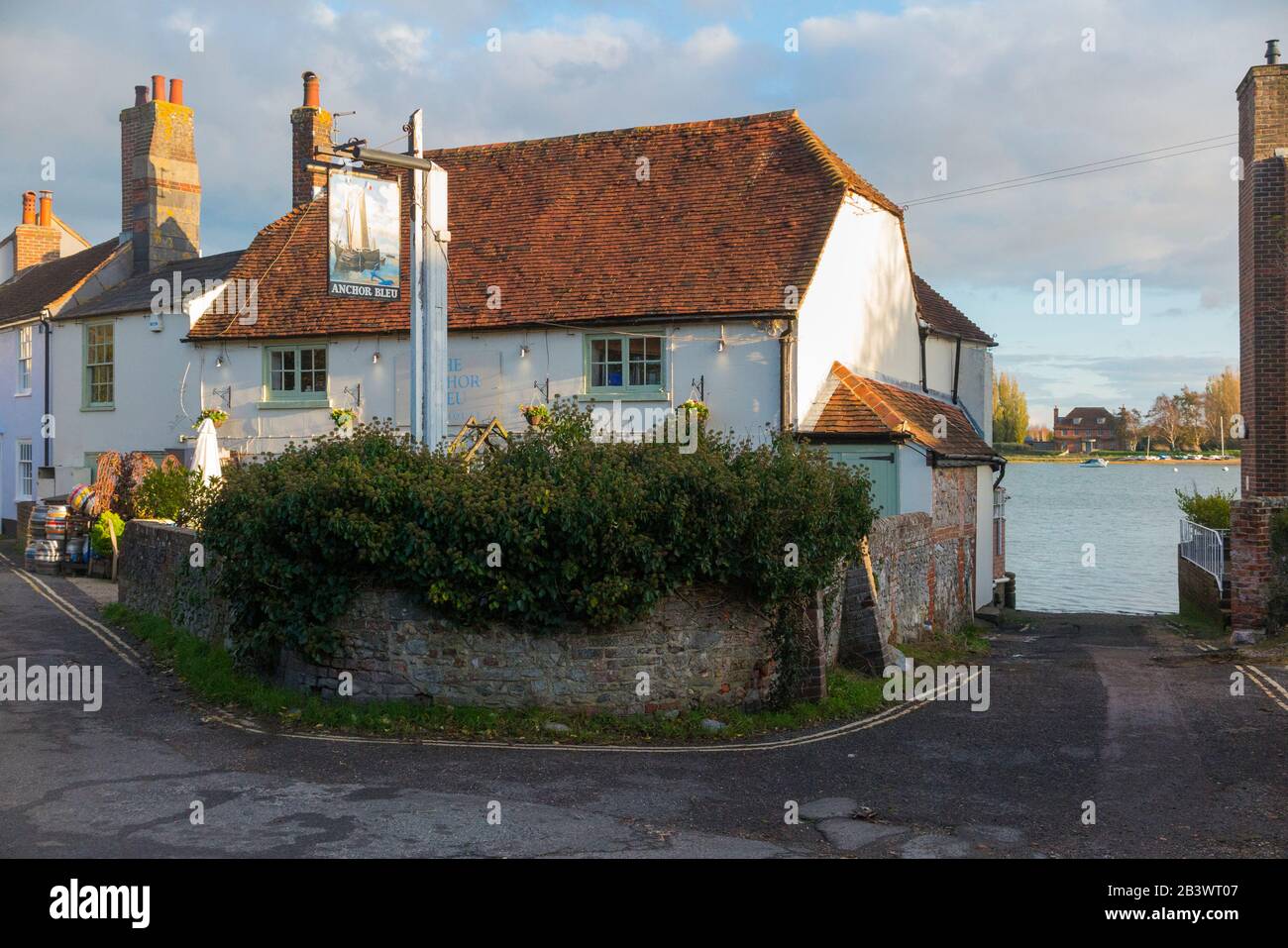 Visto desde el exterior, el Anchor Bleu – Inglés; el Blue Anchor – pub / casa pública con signo en la calle alta, Bosham, Chichester PO18 8LS. Sussex Occidental. REINO UNIDO (114) Foto de stock