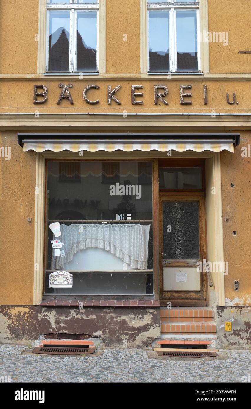 Ehemalige Baeckerei, Verfall, Altbau, Bad Belzig, Brandeburgo, Deutschland / Bäckerei Foto de stock
