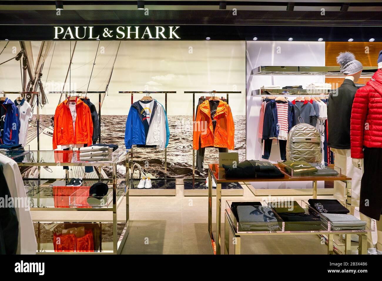 KONG, CHINA - ALREDEDOR DE ENERO de 2019: Fotografía interior de Paul & Shark en el centro Elements. Paul & es una Marca de ropa italiana fundada por