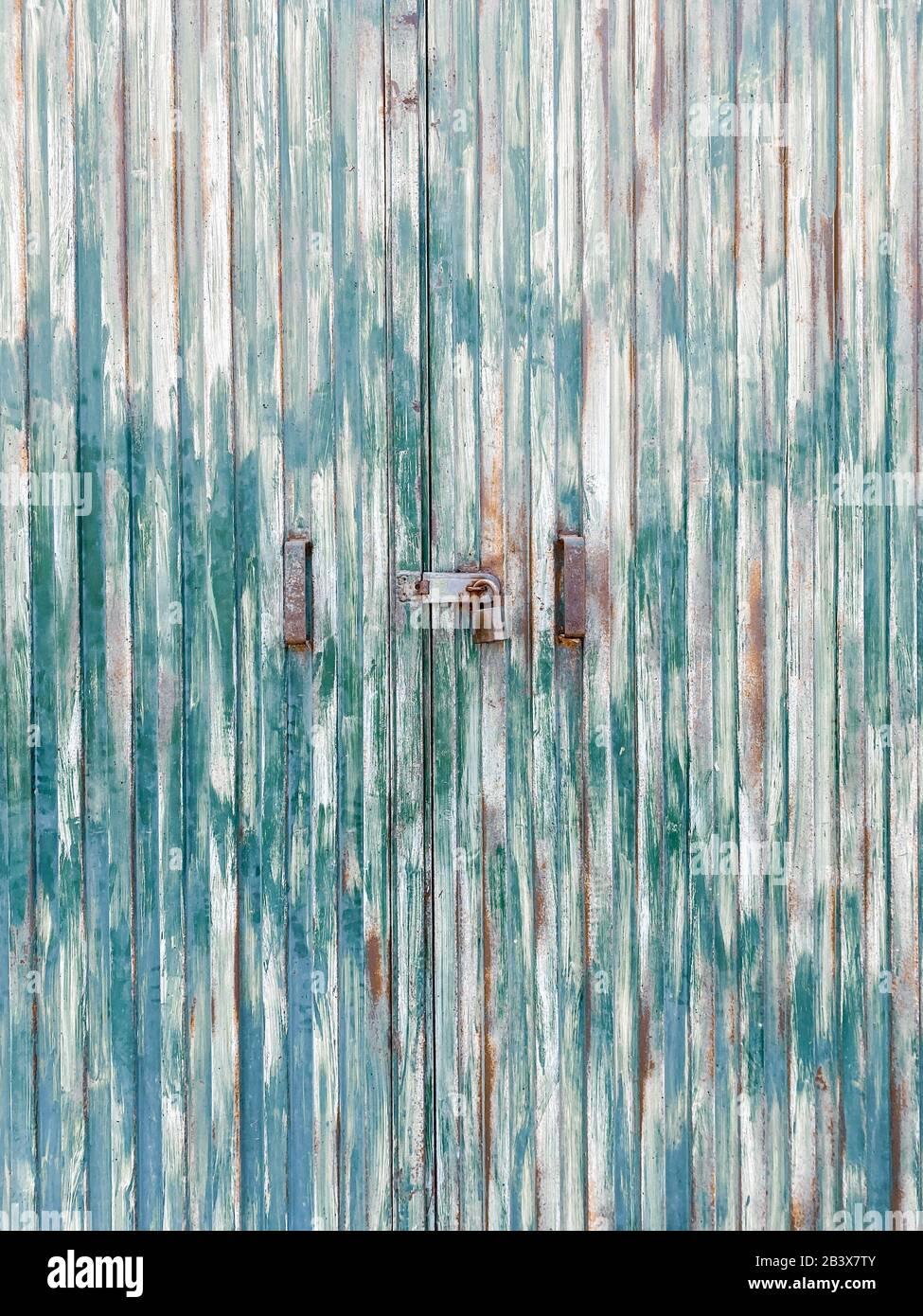 Antigua puerta rústica de madera de color verde. Imagen realizada en el teléfono móvil Foto de stock
