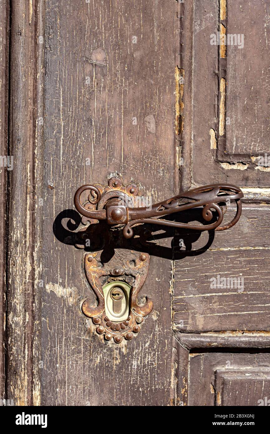 Cierre de una cerradura que cuelga de una puerta metálica Fotografía de  stock - Alamy