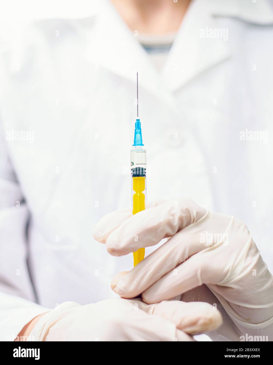 virus pandémico covid-19. médico en blanco sostiene una jeringa. coronavirus epidémico vacunación. Foto de stock