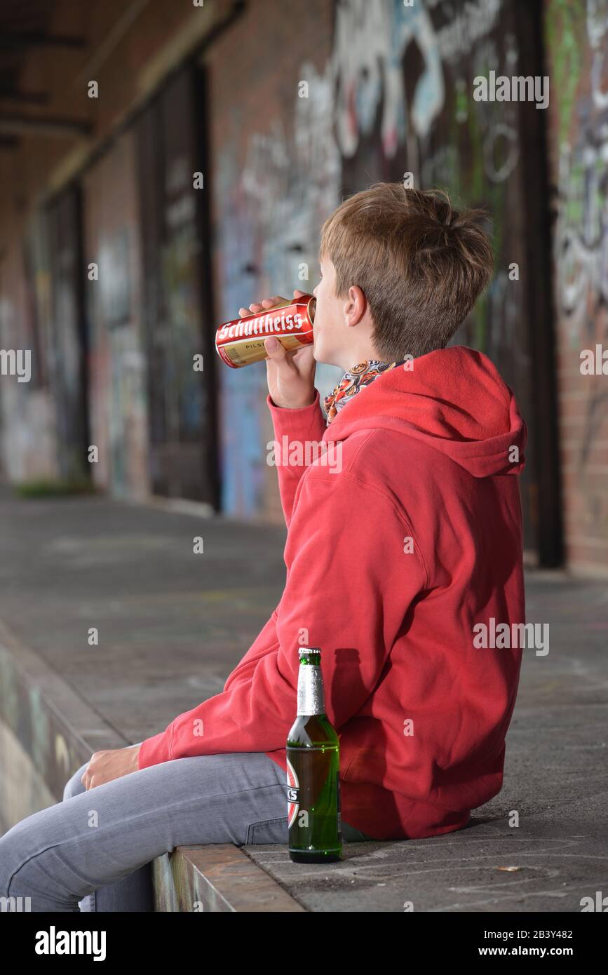 Jugendlicher, Bier, Trinken Foto de stock