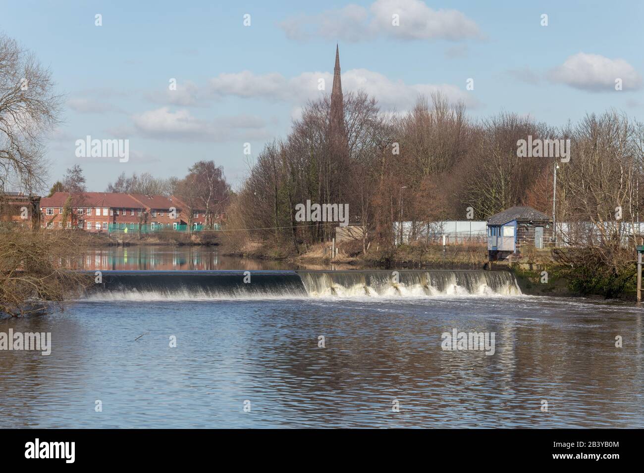 Bowley Weir en Warrington se encuentra en la cima del estuario de Mersey, aunque está cubierto por las mareas más altas Foto de stock