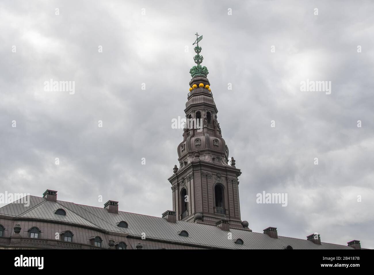 La aguja del Palacio Christianborg bajo un cielo gris en Copenhague, Dinamarca. Foto de stock