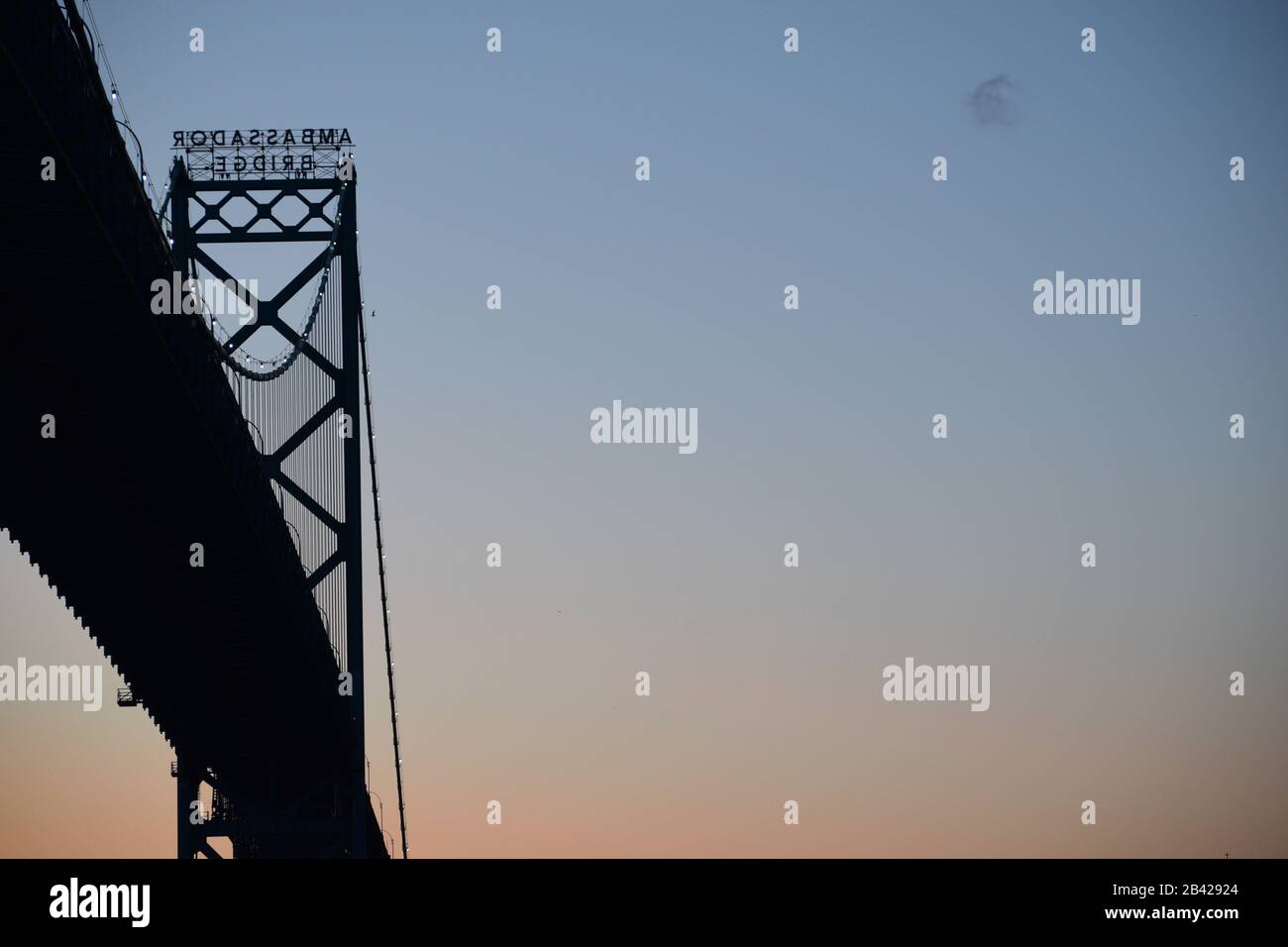 Vista del puente Ambassador desde Windsor, Ontario. Detroit - Canadá cruce fronterizo al atardecer. Espacio para texto en el cielo. Foto de stock