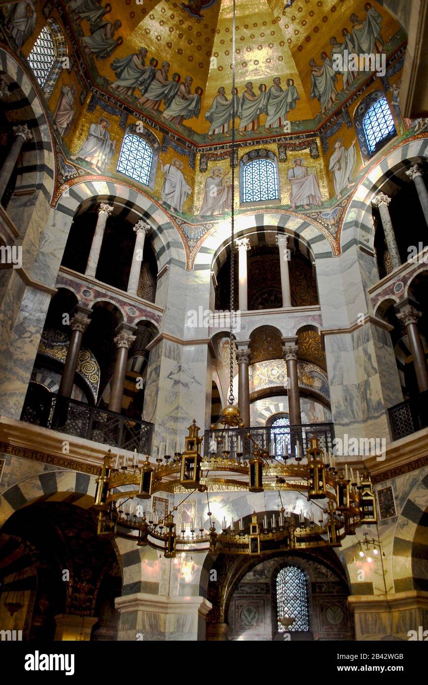 Capilla Palatina De Aquisgran La Catedral de Aquisgrán (en alemán Aachener Dom) es una iglesia