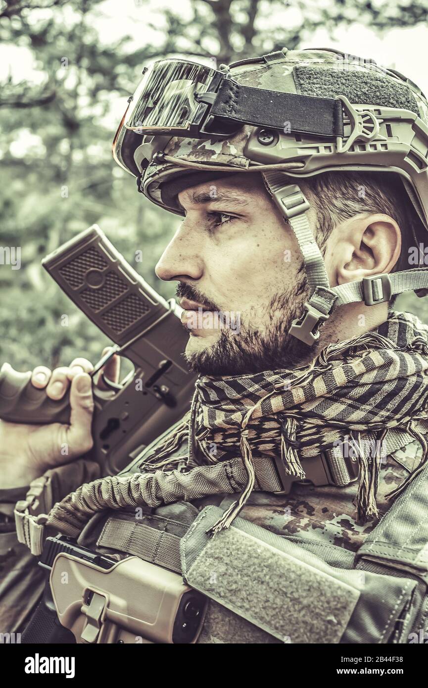 Hombre guapo en italiano uniforme militar camuflaje colorante Digital  Vegetato macro primer plano retrato Fotografía de stock - Alamy