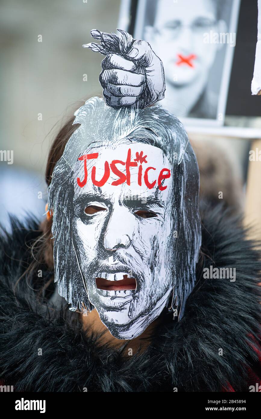Un manifestante que llevaba máscara en el mitin No Extradite Assange en Londres, en protesta por la extradición del fundador de WikiLeaks, Julian Assange, a Estados Unidos. Foto de stock