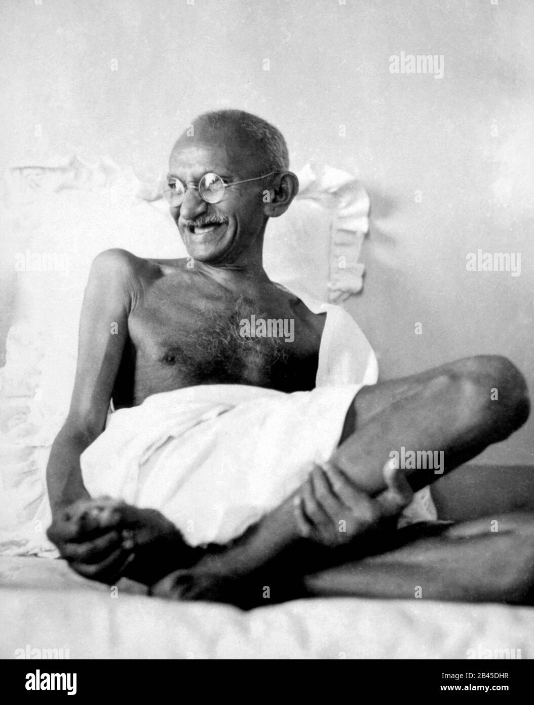 Mahatma Gandhi riendo, India, Asia, 1940, antiguo cuadro vintage de 1900 Foto de stock