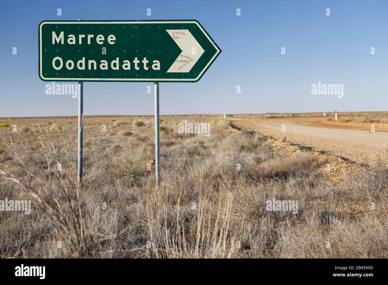 Señal Marree Oodnadatta con agujeros de bala en la carretera en el Outback de Australia Foto de stock