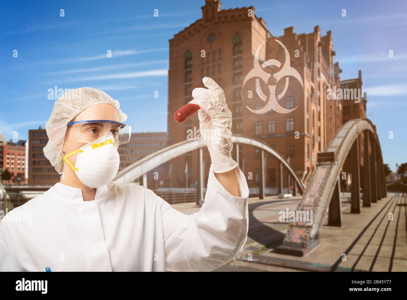concepto abaout un biólogo examina un riesgo biológico de un tubo de ensayo por virus en una ciudad Foto de stock