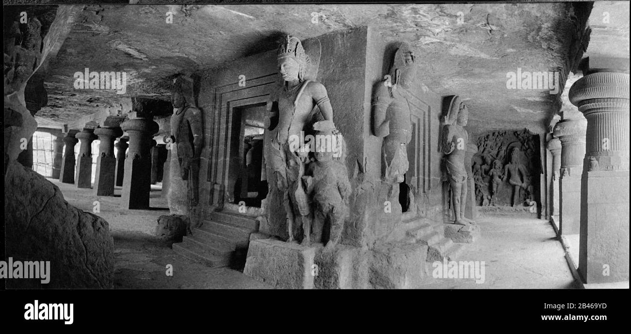 Cueva Elephanta, Interior, Patrimonio de la Humanidad de la UNESCO, Isla Elephanta, Gharapuri, Puerto de Mumbai, Bombay, Mumbai, Maharashtra, India, Asia, 1977, antigua imagen de la época de 1900 Foto de stock