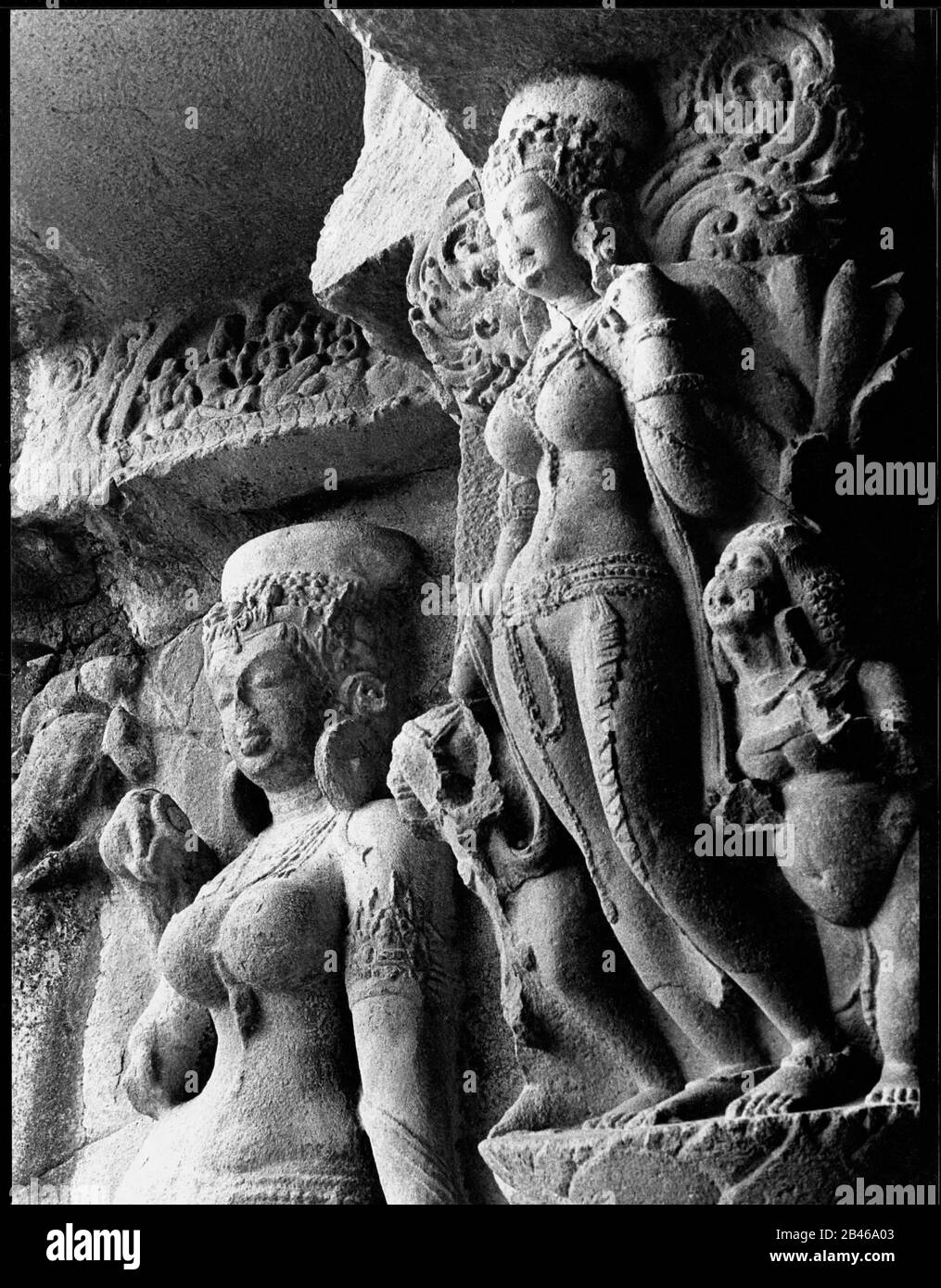 Ganga y Yamuna, cueva de Ellora, Patrimonio de la Humanidad de la UNESCO, Aurangabad, Maharashtra, India, Asia, 1977, antiguo cuadro vintage de 1900 Foto de stock