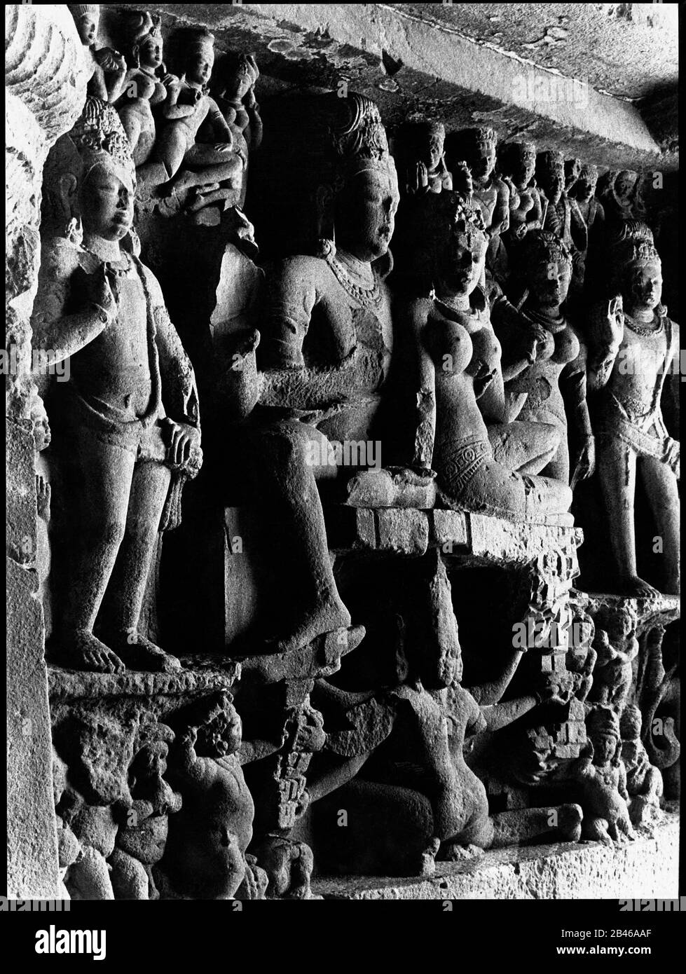 Shiva Parvati, cueva de Ellora, Patrimonio de la Humanidad de la UNESCO, Aurangabad, Maharashtra, India, Asia, 1977, antiguo cuadro vintage de 1900 Foto de stock