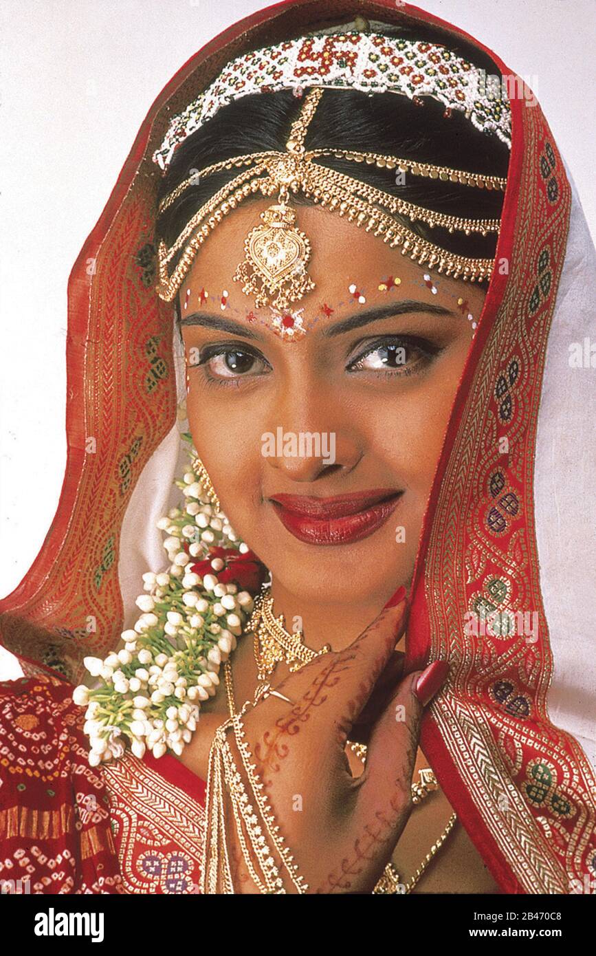 Novia India en el vestido de matrimonio joyas y maquillaje, India, MR#  Fotografía de stock - Alamy