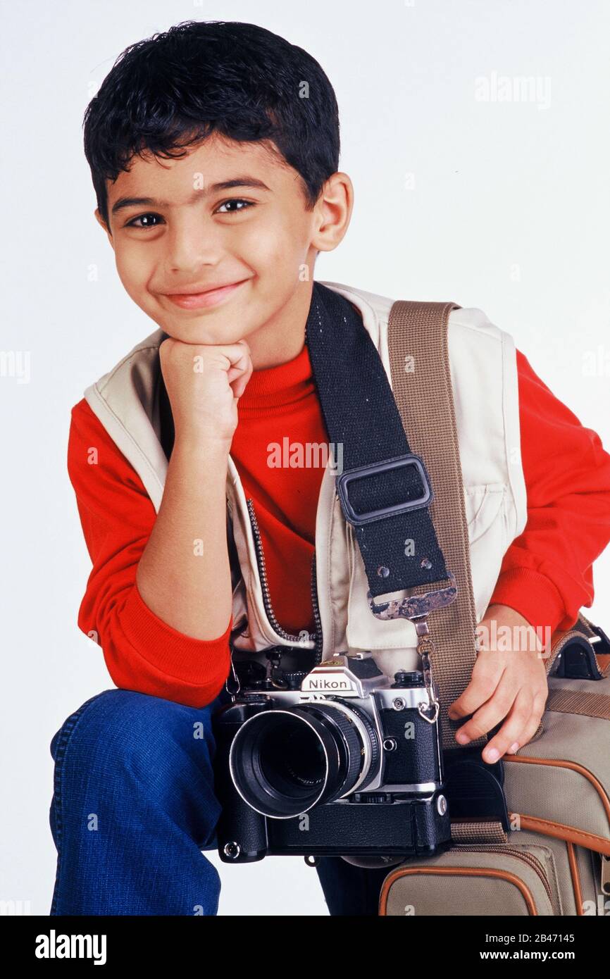 Niño disfrazado de disfraz como fotógrafo que lleva la cámara, MR#  Fotografía de stock - Alamy