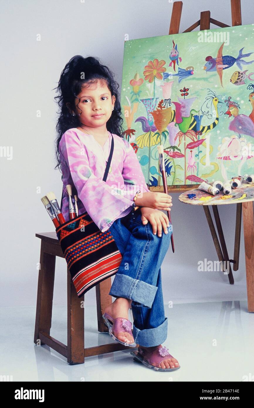 Niña con disfraz de disfraz de artista pintora con las manos dobladas,  MR#500 Fotografía de stock - Alamy
