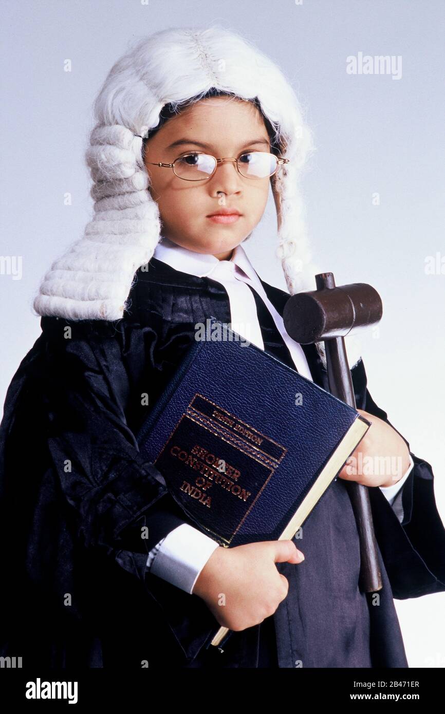 Niño en disfraz de juez disfraz de peluca llevando libro de leyes y gavel,  MR# Fotografía de stock - Alamy