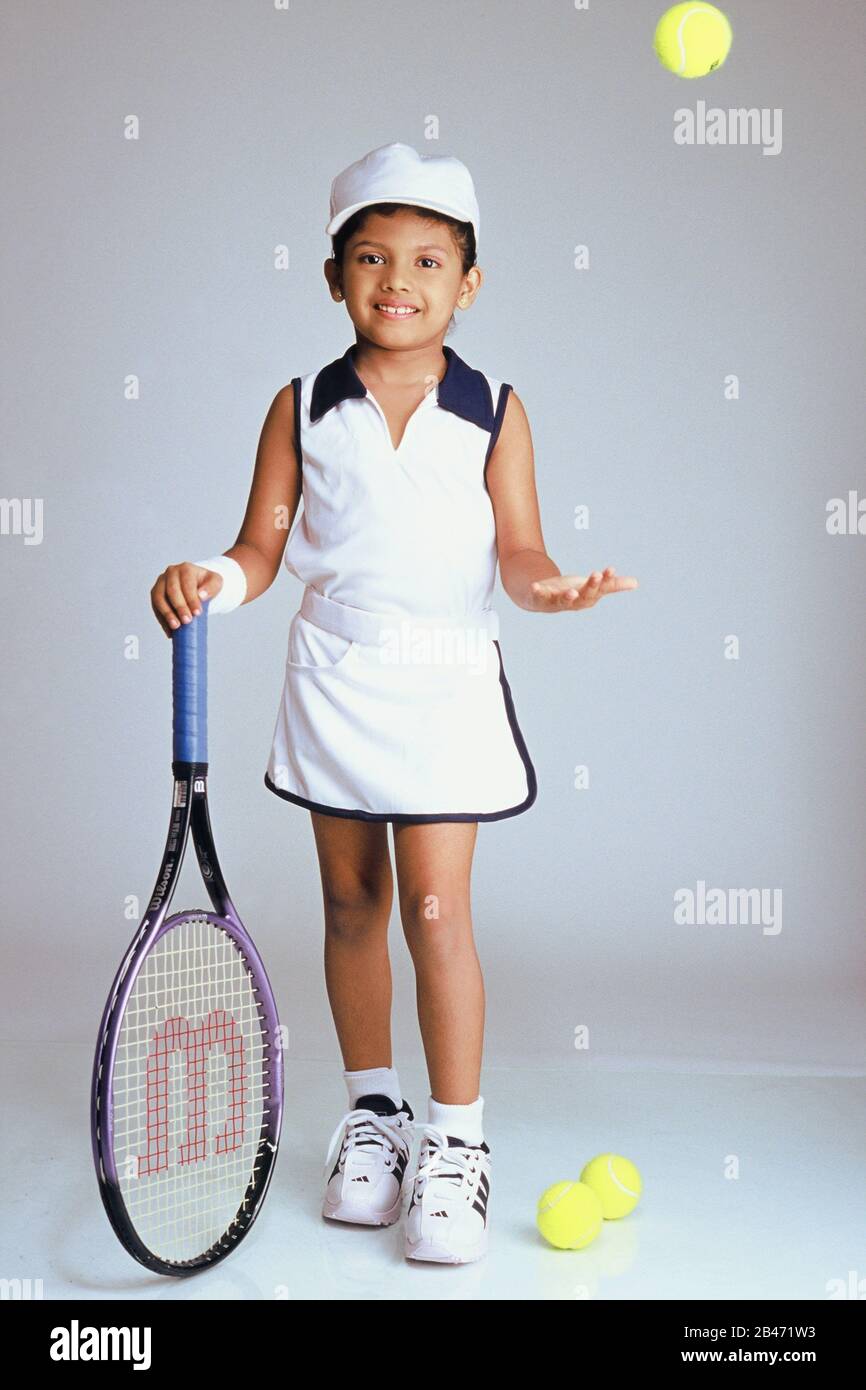 Niña con disfraz de disfraz de tenista, MR# Fotografía de stock - Alamy