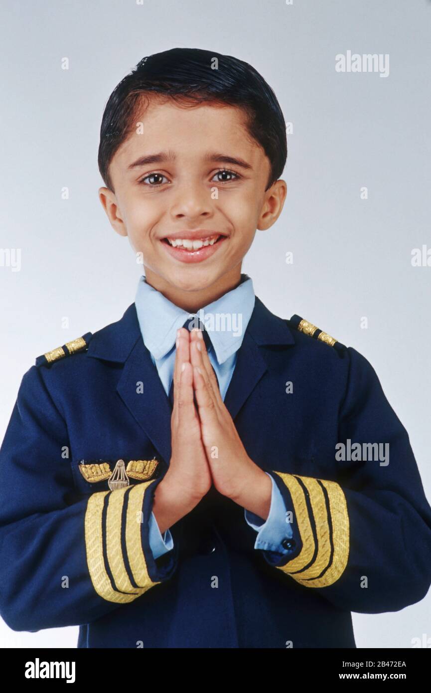 Niño con disfraz de disfraz de piloto de avión con manos dobladas
