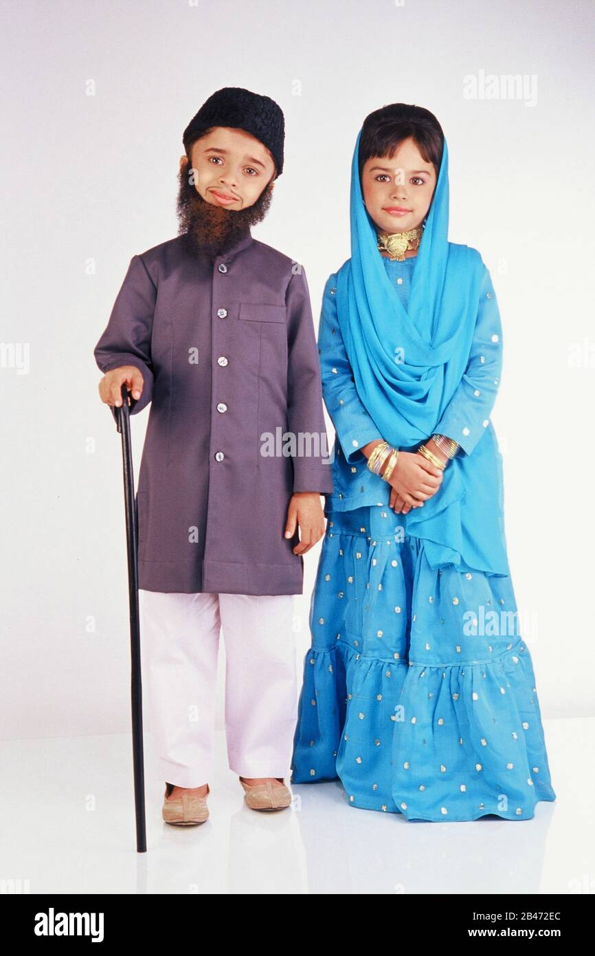 Niño y niña con disfraz de disfraz de pareja musulmana - MR Fotografía de  stock - Alamy