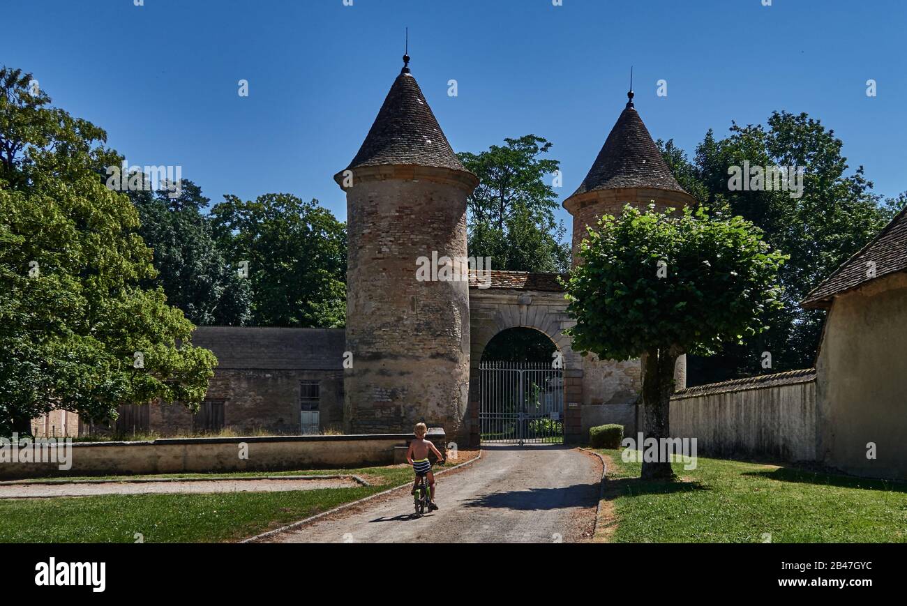 Francia , Borgoña-Franco-Condado, departamento, el castillo de Loisy , castillo fortificado, en 1150 la primitiva fortaleza fue construida por Hugues de Brancion, erigida en las alturas de Loisy, con vistas a la Seille que mantuvo su aspecto semi-fortificado, Foto de stock