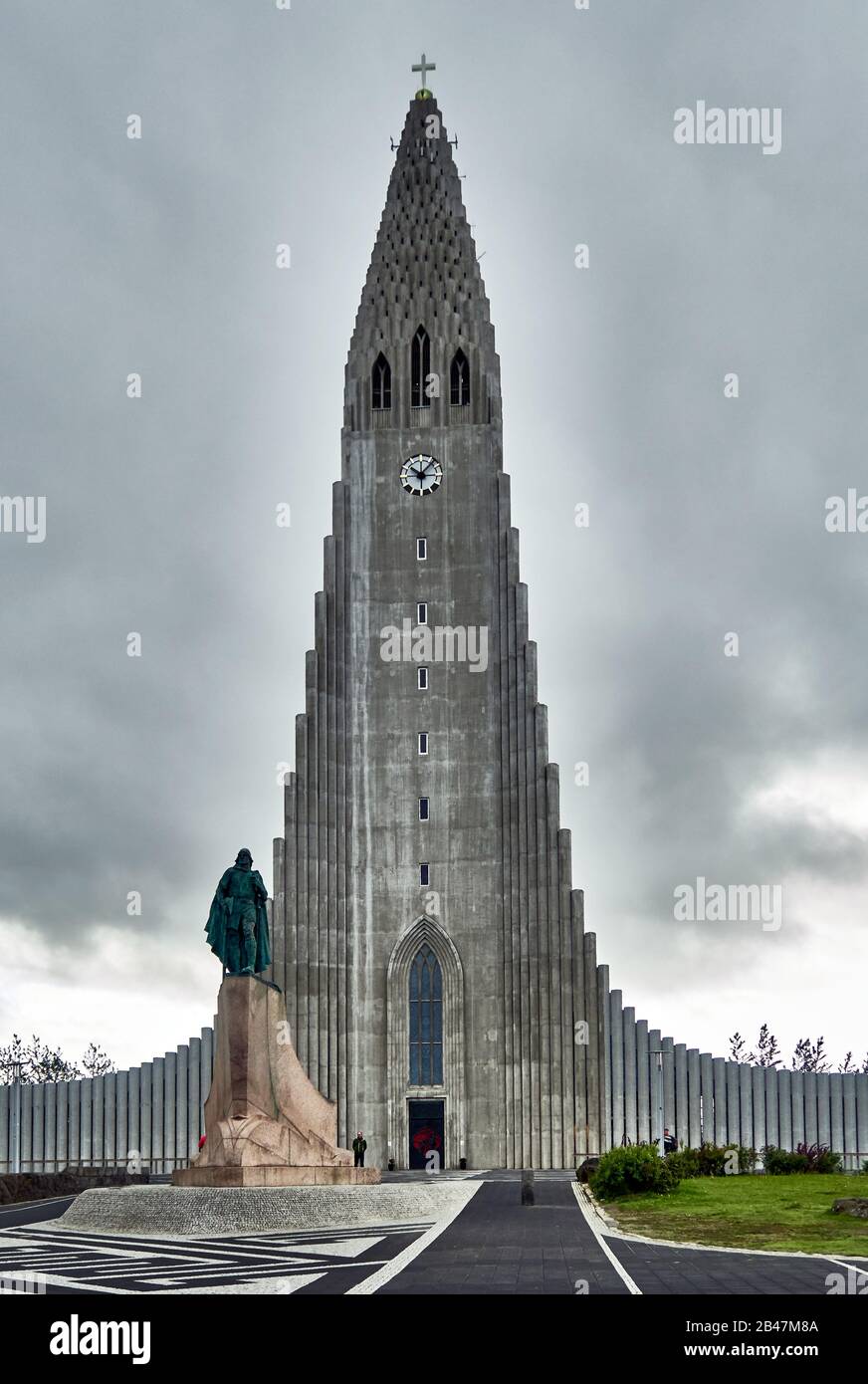 Europa , Islandia , Estatua de Leif Erikson, explorador histórico frente a la aguja futurista y columnas de hormigón de Hallgrimskirkja, la icónica iglesia luterana en Reykjavik Foto de stock