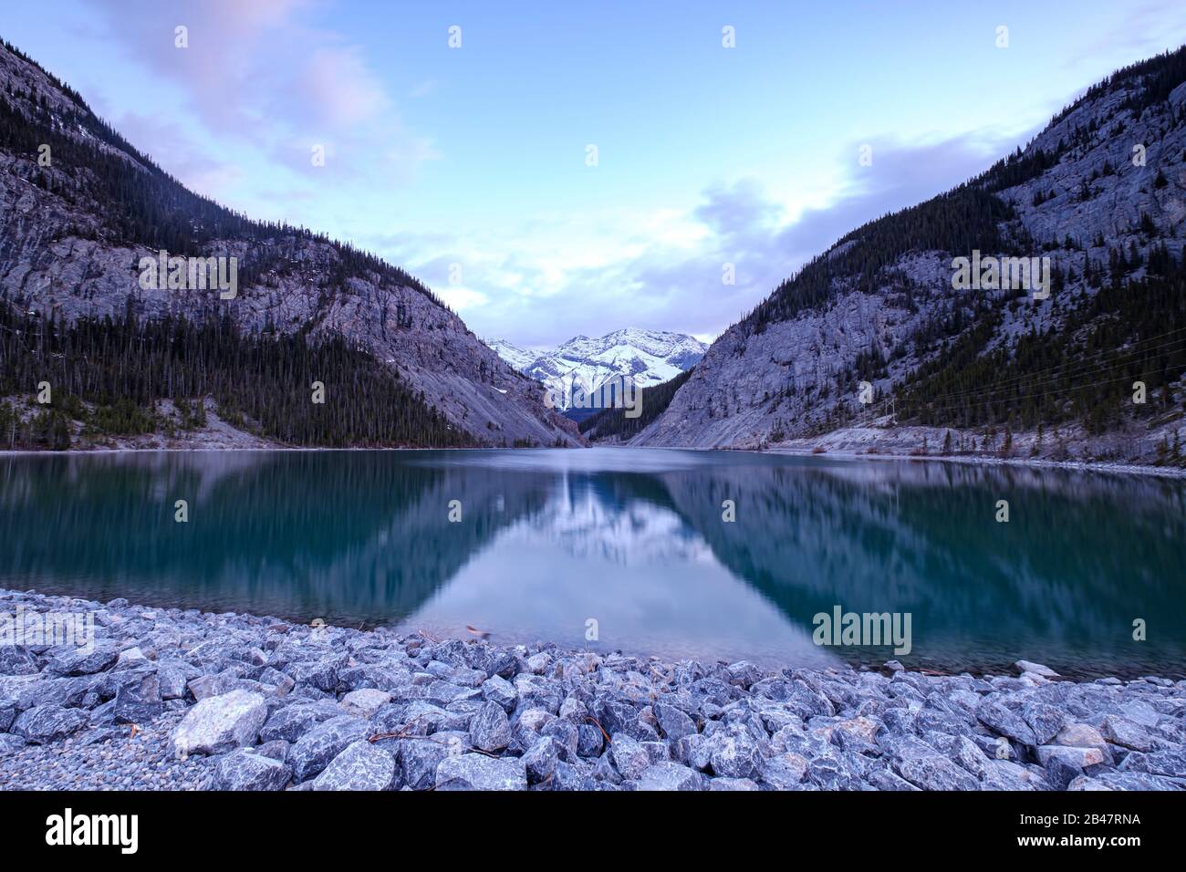 Lago colorido con bosque otoñal y reflejos en las Rocosas canadienses. Lagos Grassi cerca de Canmore en las Montañas Rocosas. Alberta. Canadá Foto de stock