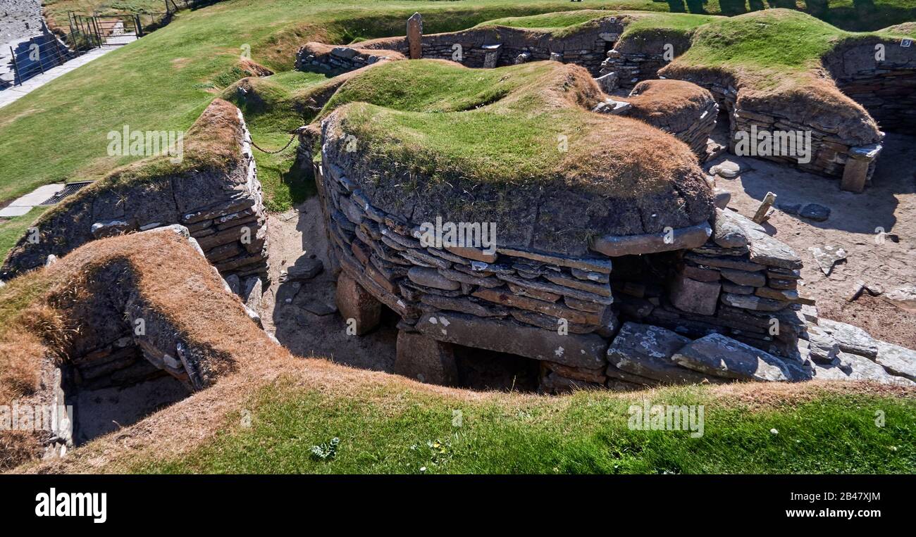 Reino Unido, Escocia, Islas Orkney es un archipiélago en las Islas del Norte de Escocia, , Océano Atlántico, Skara Brae, un asentamiento neolítico situado en el Orkney Continental. En este pueblo prehistórico, uno de los grupos mejor conservados de casas prehistóricas en Europa occidental, la gente puede ver la forma de vida de hace 5,000 años, antes de que Stonehenge fuera construido. Foto de stock