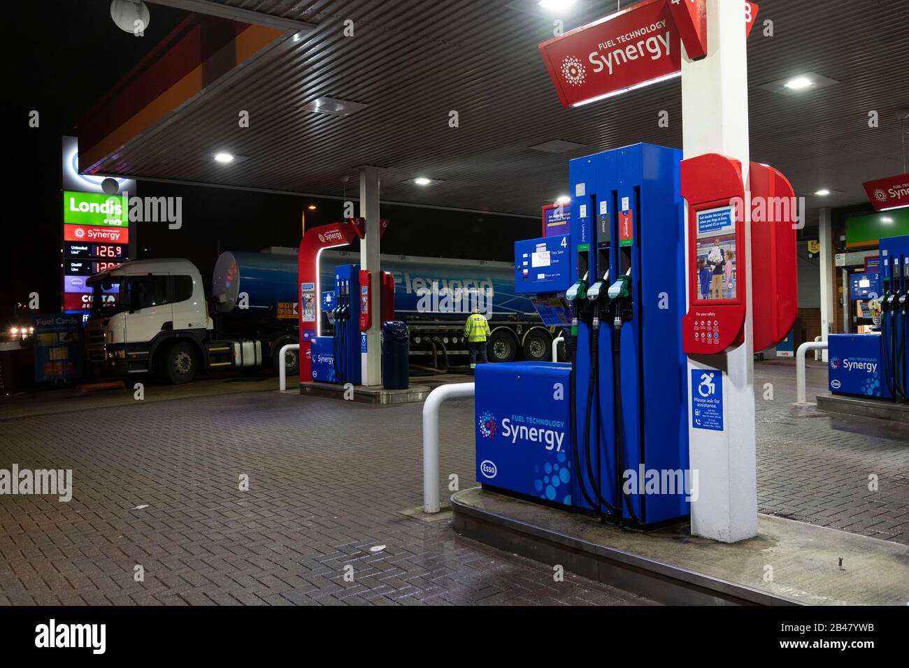 Estación de servicio de garaje de Esso con entrega de combustible 2020 Foto de stock