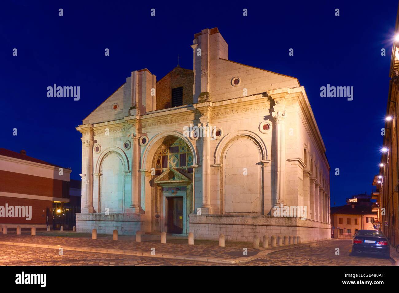 El Tempio Malatestiano (Templo Malatesta) - Iglesia catedral de Rimini por la noche, Italia Foto de stock