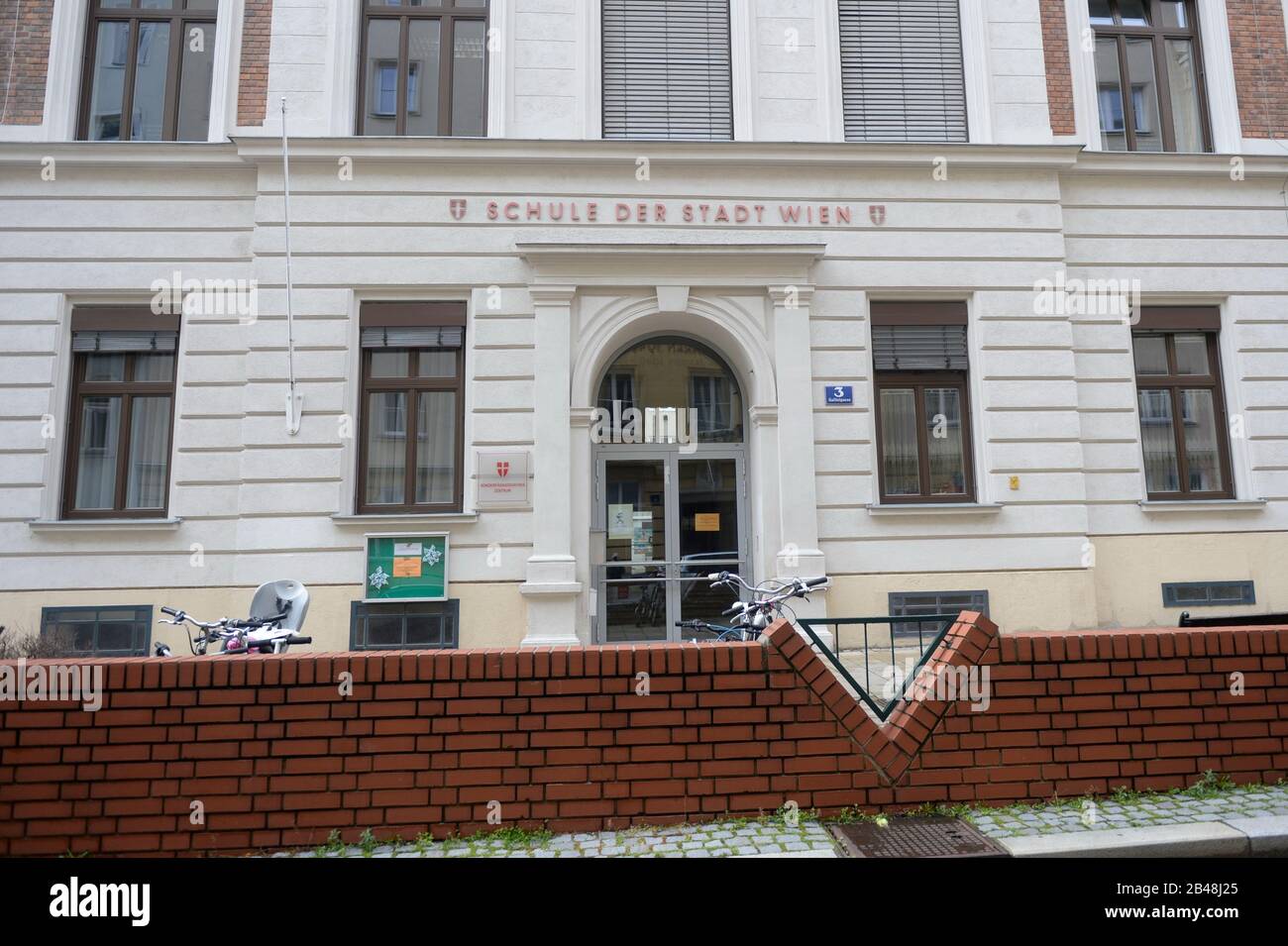 Viena, Austria. 06 de marzo de 2020. Se dice que dos profesores de la "escuela primaria Galileigasse" de Viena-Alsergrund han sido infectados con el virus de la corona. Por lo tanto, la escuela afectada fue temporalmente bloqueada el viernes. Crédito: Franz Perc / Alamy Live News Foto de stock