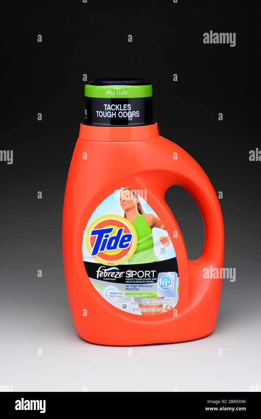 Irvine, CA - 11 de enero de 2013: Una botella de 50 onzas de Detergente para lavandería Tide Febreze Sport. Tide tiene más del 30% del mercado de detergente líquido, con Foto de stock