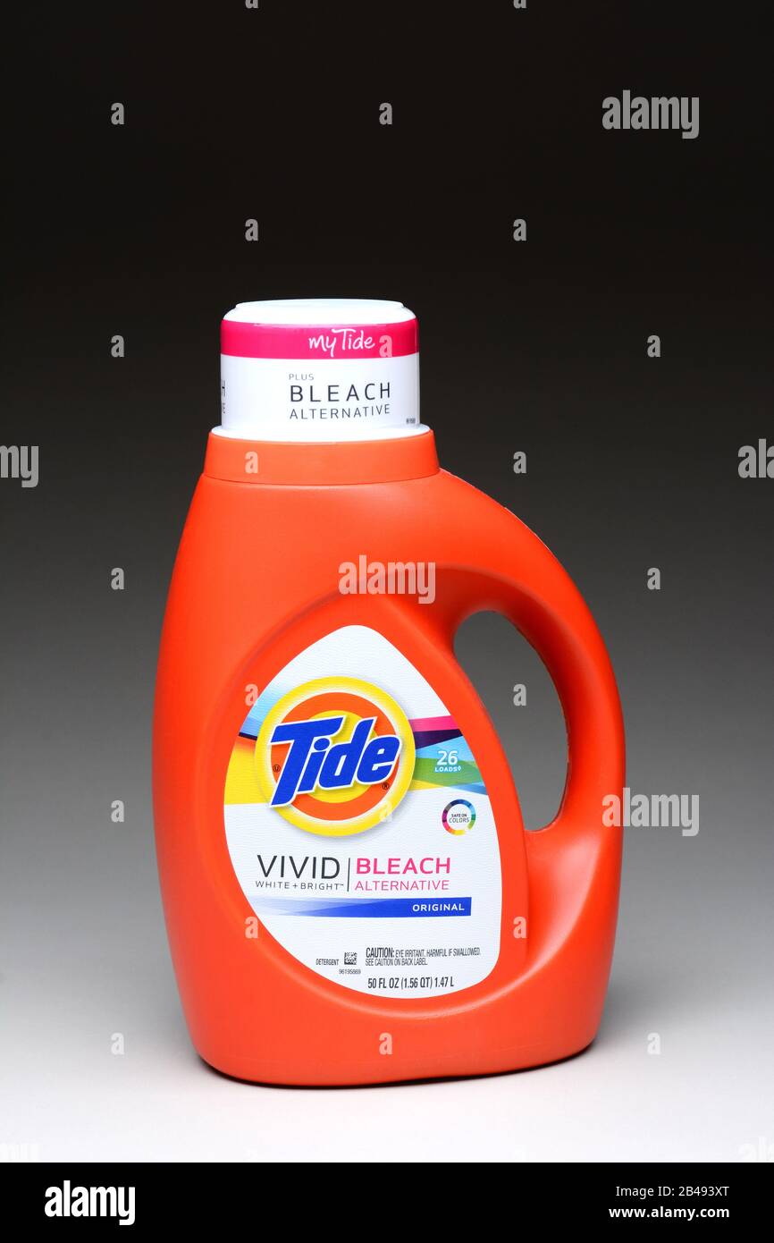 Irvine, CA - 11 de enero de 2013: Una botella de 50 onzas de Detergente para lavandería Tide Plus Vivid Bleach. Tide tiene más del 30% del mercado de detergente líquido, w Foto de stock