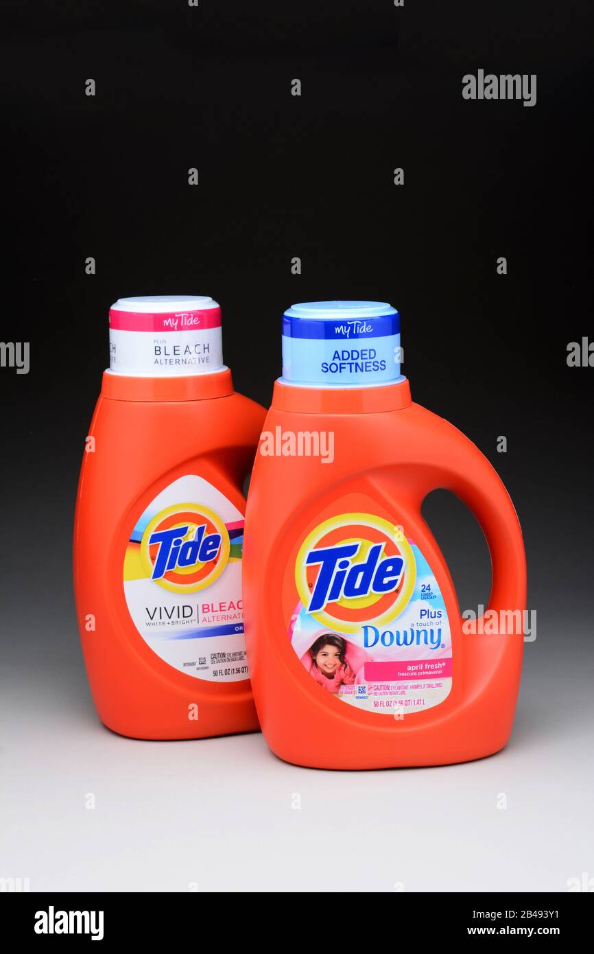 Irvine, CA - 11 de enero de 2013: Dos botellas de 50 onzas de detergente líquido Tide. Tide tiene más del 30% del mercado de detergente líquido, con más de tw Foto de stock
