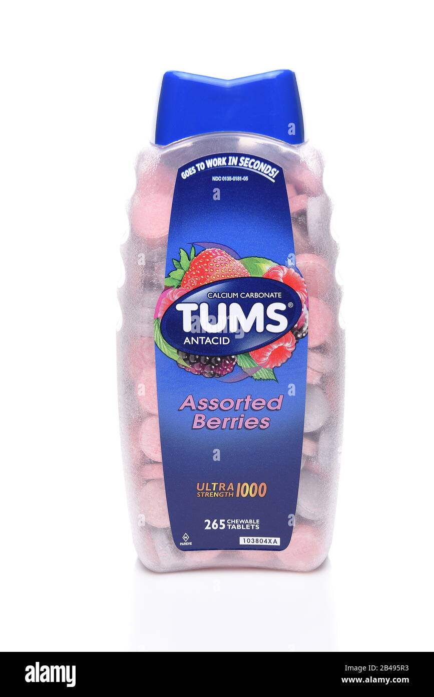 Irvine, CA - 31 DE MAYO de 2017: Tums Antiacid. Un remedio para la acidez estomacal hecho de sacarosa (azúcar) y carbonato de calcio (CaCO3) fabricado por GlaxoSmithKline. Foto de stock