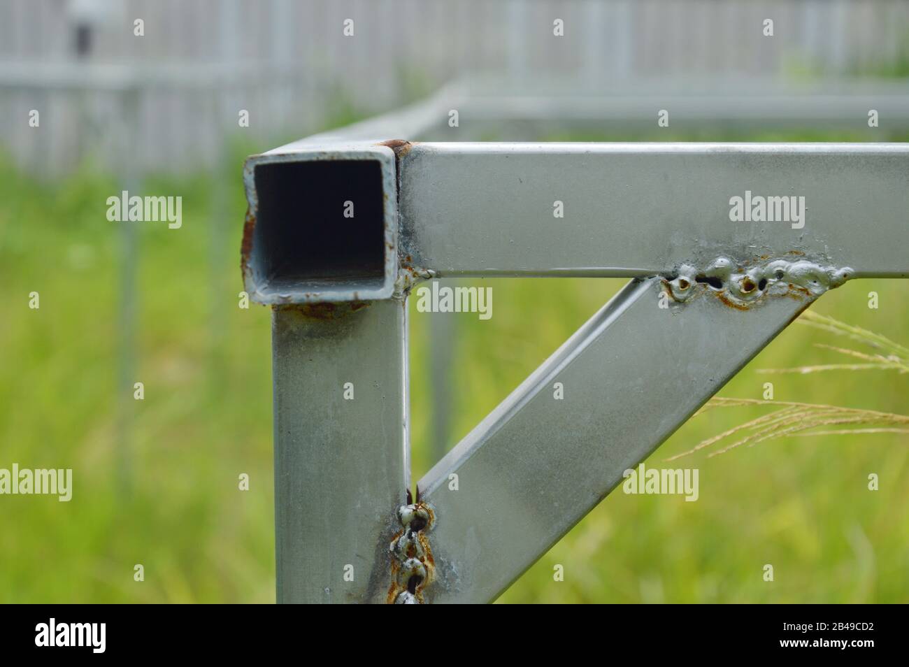 estructura de hierro por soldadura de acero con forma triangular para hacer  mesa en el jardín Fotografía de stock - Alamy