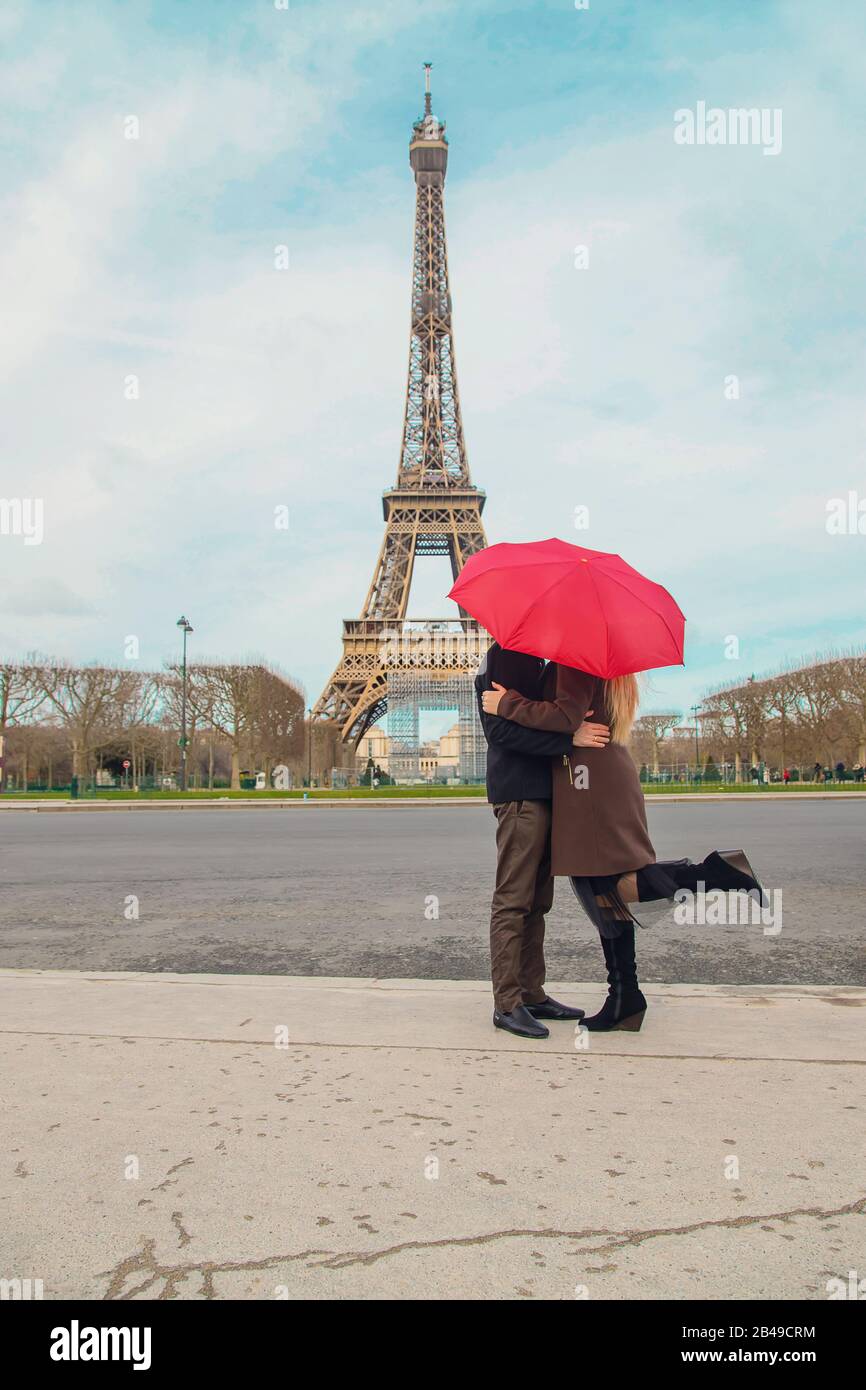 Amantes con un paraguas rojo cerca de la Torre Eiffel en París. Enfoque  selectivo. Naturaleza Fotografía de stock - Alamy