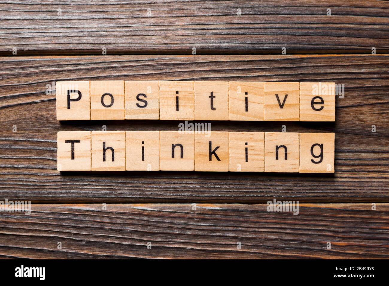 Pensamiento positivo palabra escrita sobre un bloque de madera. El pensamiento positivo texto en tabla, concepto. Foto de stock