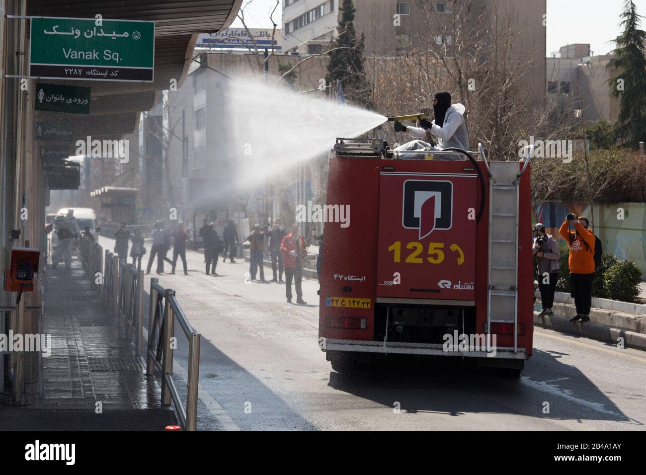 Teherán, Irán. 6 de marzo de 2020. Los bomberos y los trabajadores municipales con trajes de protección desinfectan las calles, autobuses y taxis como medida de precaución para el coronavirus (Covid-19) en la plaza Vanak, en el norte de Teherán, Irán. Funcionarios iraníes cancelaron la oración del viernes por la segunda semana debido a preocupaciones por la propagación del coronavirus y el COVID-19. Según el último informe del Ministerio de Salud, hay 4,747 casos COVID-19 en Irán. 147 personas han muerto hasta ahora. Un portavoz del Ministerio de Salud advirtió que las autoridades podrían utilizar una "fuerza" no especificada para detener los viajes entre las principales ciudades. (Imagen De Crédito: © Ro Foto de stock