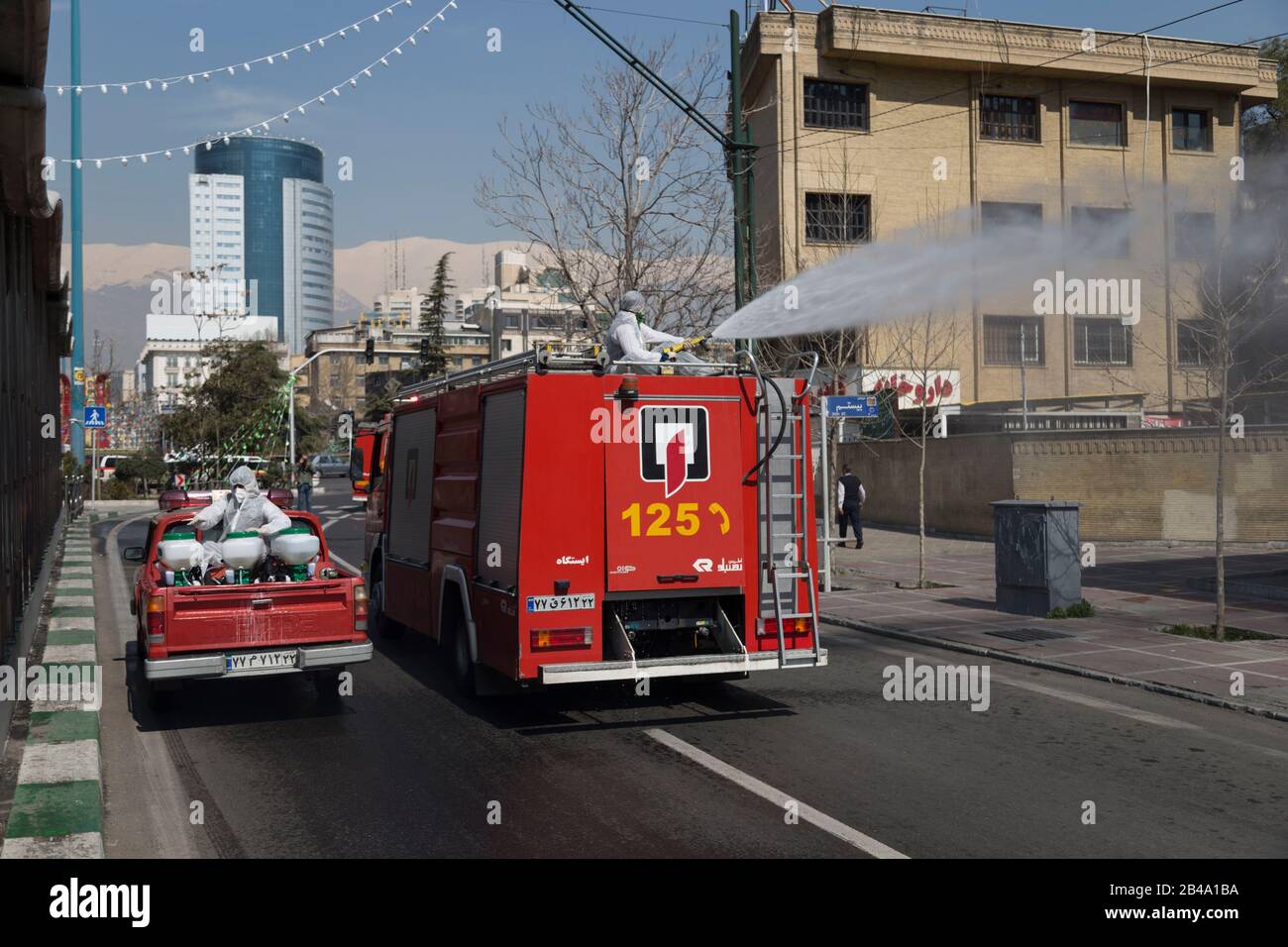 Teherán, Irán. 6 de marzo de 2020. Los bomberos y los trabajadores municipales con trajes de protección desinfectan las calles, autobuses y taxis como medida de precaución para el coronavirus (Covid-19) en la plaza Vanak, en el norte de Teherán, Irán. Funcionarios iraníes cancelaron la oración del viernes por la segunda semana debido a preocupaciones por la propagación del coronavirus y el COVID-19. Según el último informe del Ministerio de Salud, hay 4,747 casos COVID-19 en Irán. 147 personas han muerto hasta ahora. Un portavoz del Ministerio de Salud advirtió que las autoridades podrían utilizar una "fuerza" no especificada para detener los viajes entre las principales ciudades. (Imagen De Crédito: © Ro Foto de stock