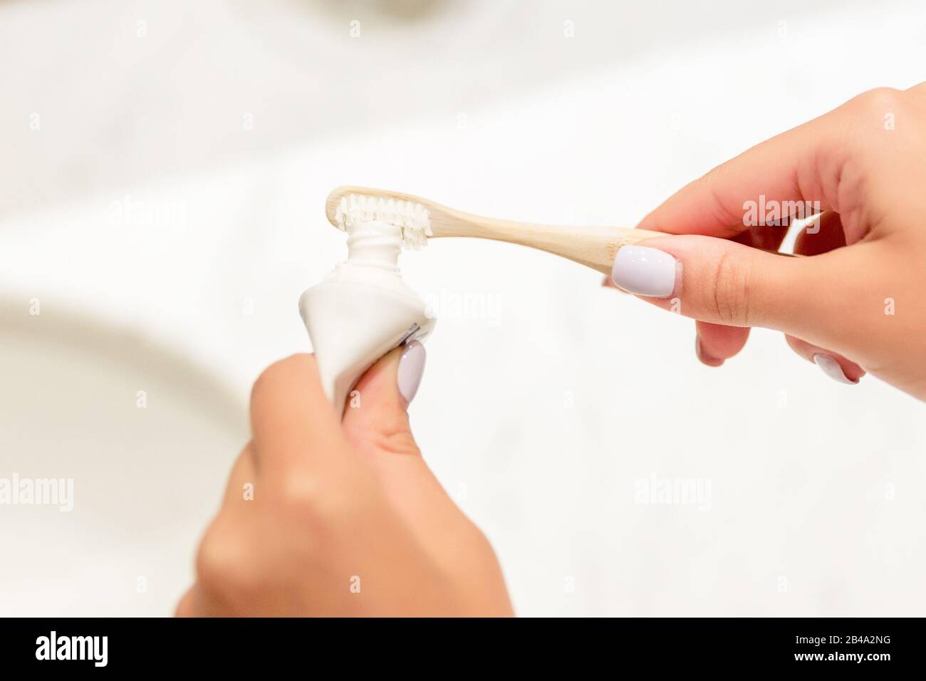 Imagen recortada de manos femeninas poniendo pasta dental en el cepillo de  dientes en el baño. Concepto de cuidado dental. Preparación para la  limpieza de los dientes Fotografía de stock - Alamy